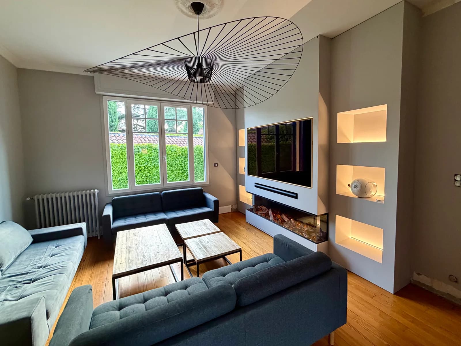 Meuble mural intégrant téléviseur et cheminée encastrée, avec colonnes de niches rétroéclairées